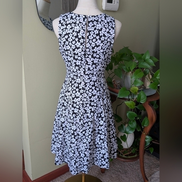 Ivy + Blu Women's Size 4 Black and White Floral Sleeveless Lined Midi Dress - Picture 6 of 12